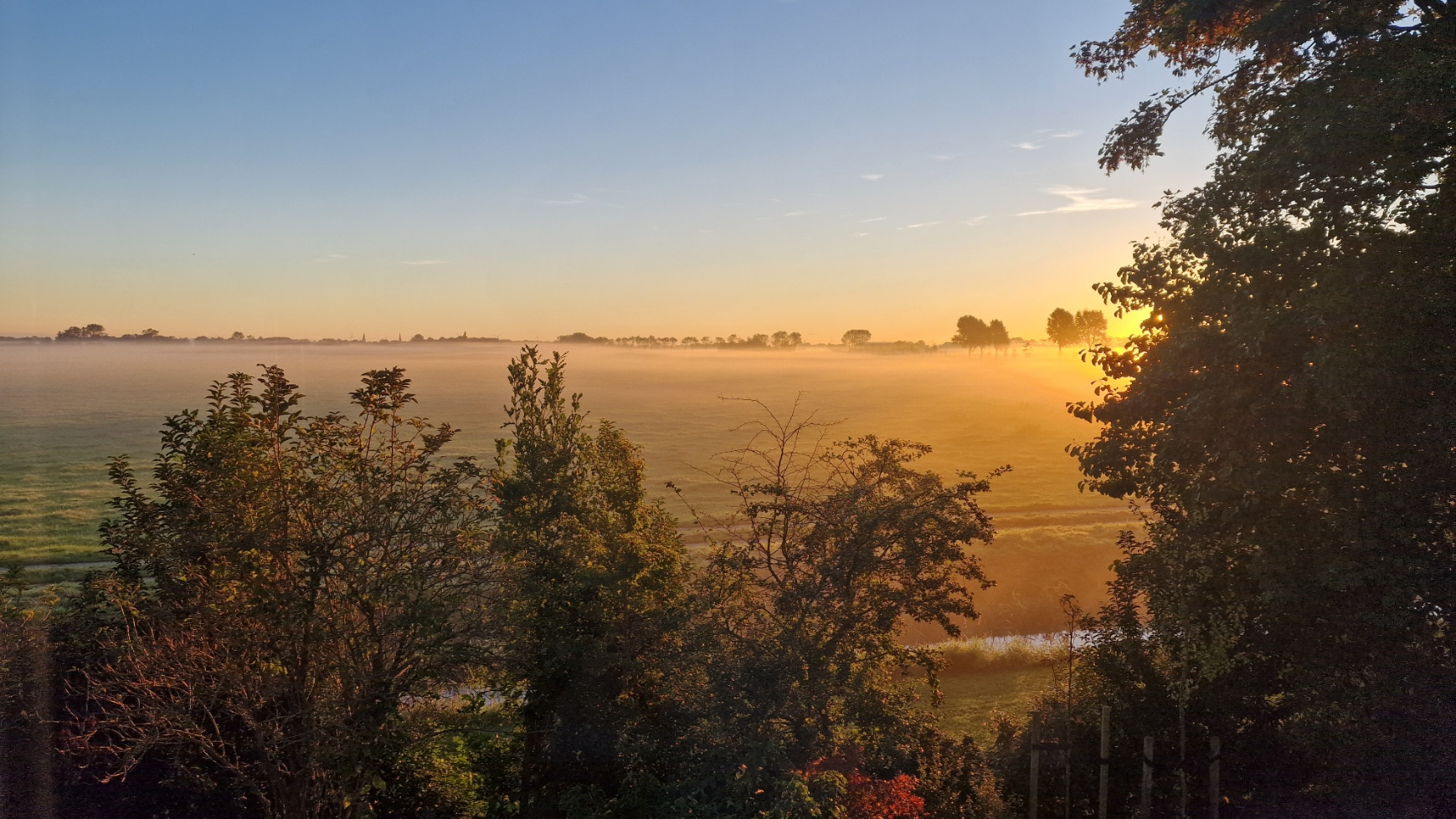 Der Sonnenaufgang aus der Dachgaube