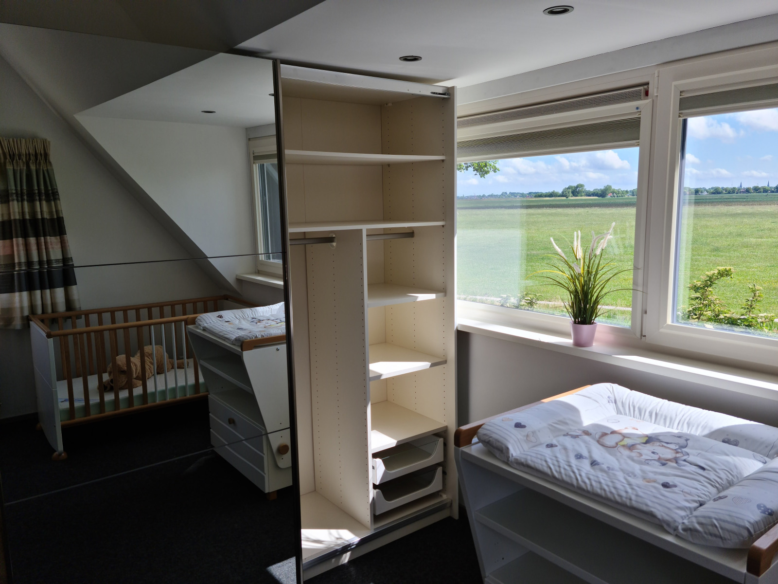Der Schlafzimmerschrank mit Schiebetür