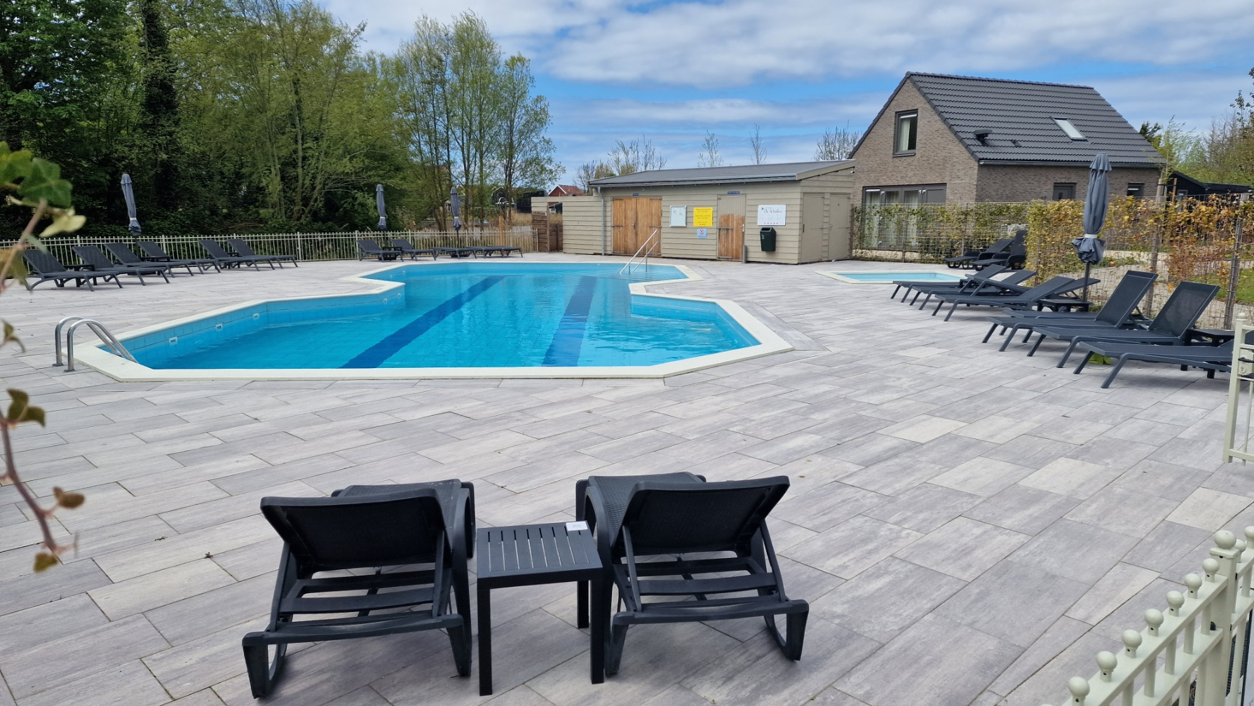 Das Schwimmbad im Park