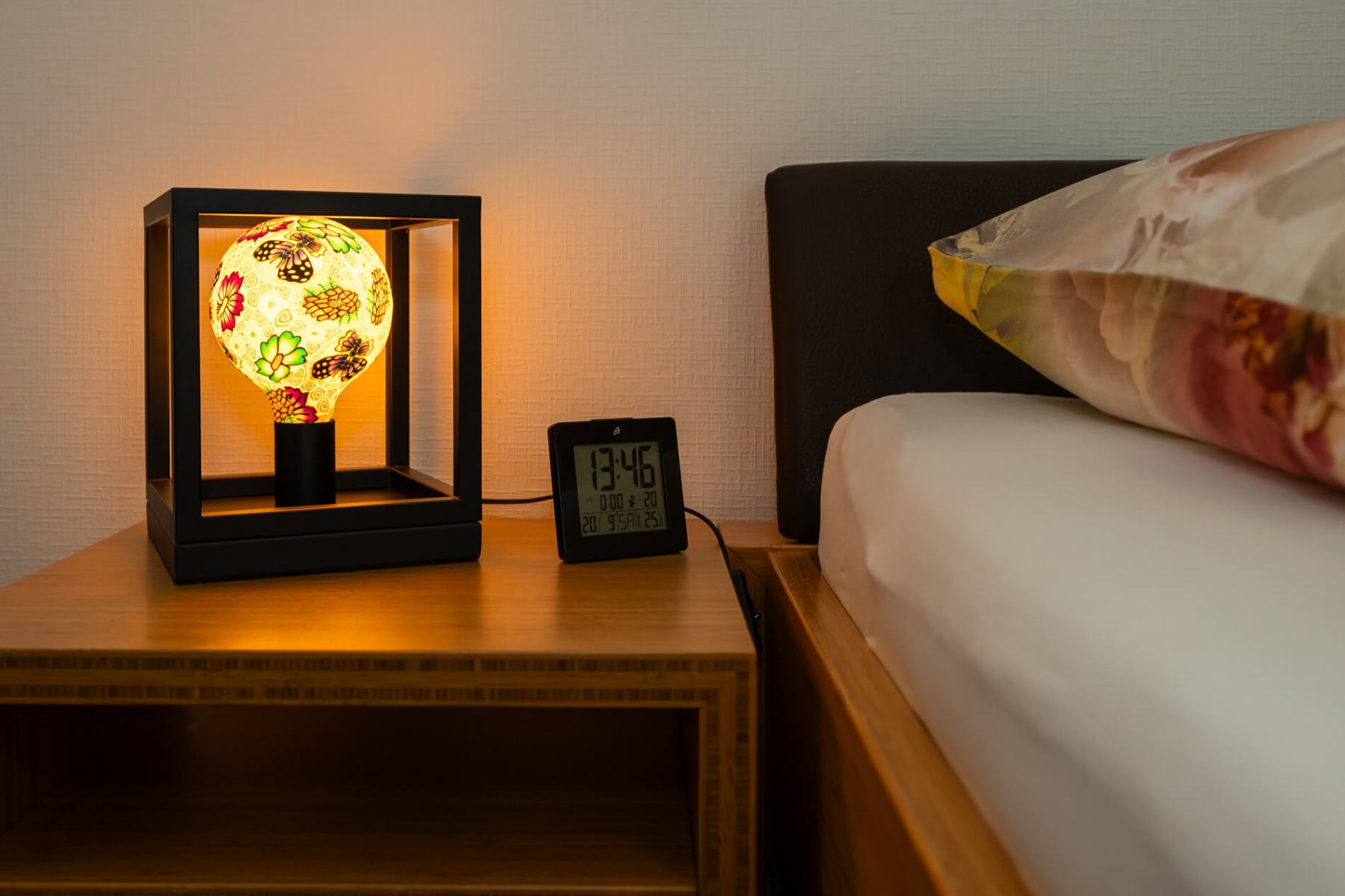 Die hübsche Nachtischlampe (noch mit dem alten Bett und Nachttisch)