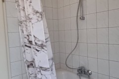 Dusche mit Badewanne im Obergeschoss