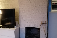 Die Medienwand mit dem offenen Kamin
